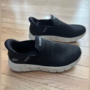 Skechers Hands Free Swift Fit Memory foam Sneakers - Black size 9 Wide